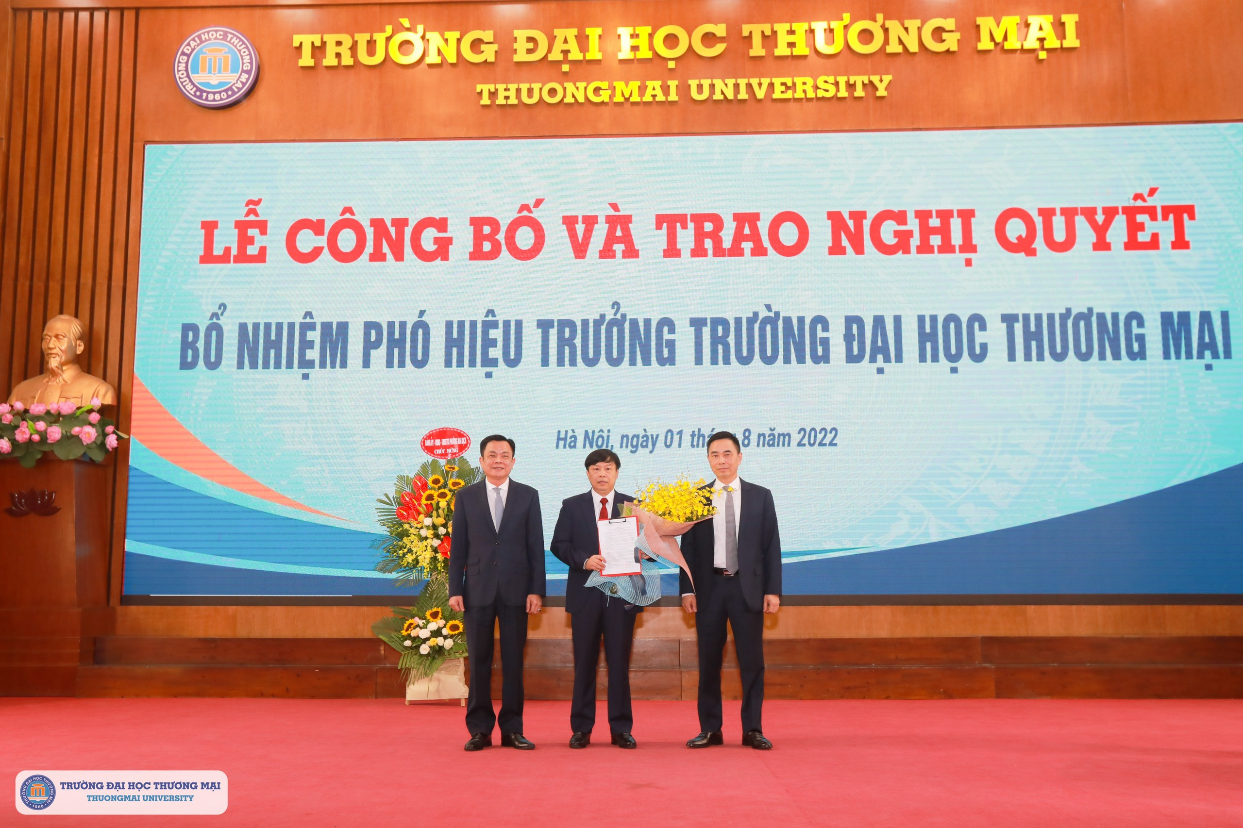 Lễ công bố và trao Nghị quyết bổ nhiệm NGƯT.PGS.TS. Hà Văn Sự giữ chức vụ Phó Hiệu trưởng Trường Đại học Thương mại