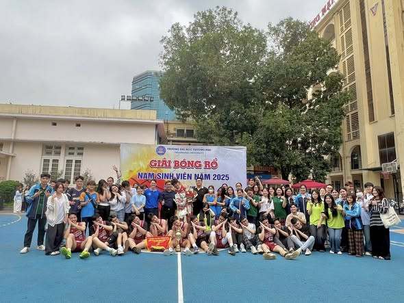 ĐỘI BÓNG RỔ NAM KHOA KINH TẾ VÀ KINH DOANH QUỐC TẾ GIÀNH HUY CHƯƠNG VÀNG GIẢI BÓNG RỔ NAM TMU BASKETBALL CHAMPIONSHIP 2025