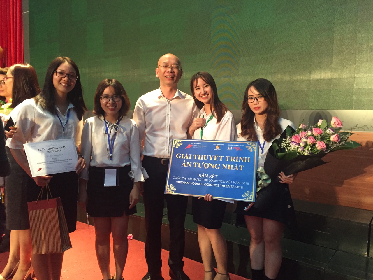 Đội thi chụp ảnh lưu niệm cùng ông Trần Thanh Hải, Phó cục trưởng Cục Xuất nhập khẩu, Bộ Công thương, trưởng ban tổ chức giải